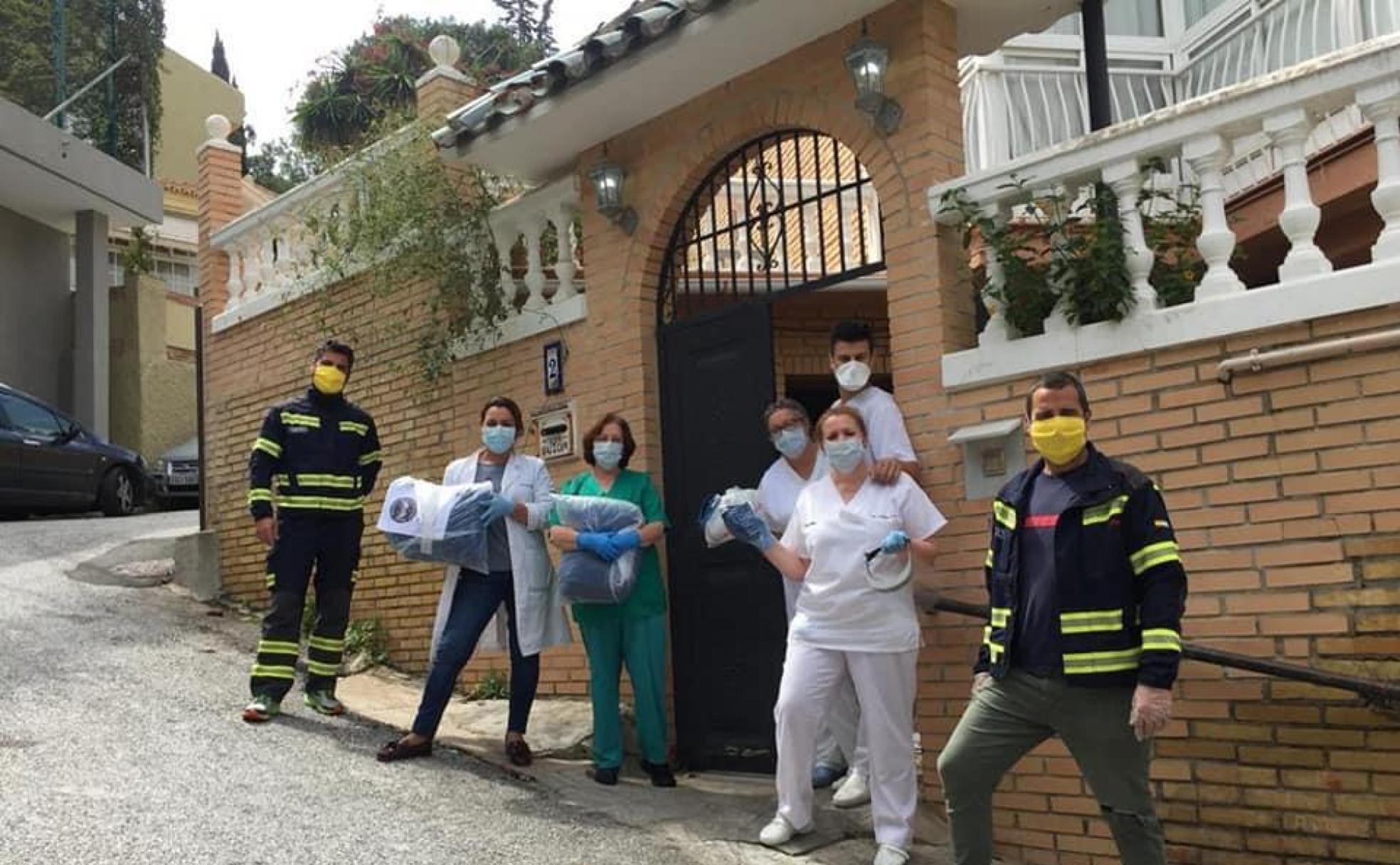 Una de las entregas de material de protección en una residencia de Málaga. 