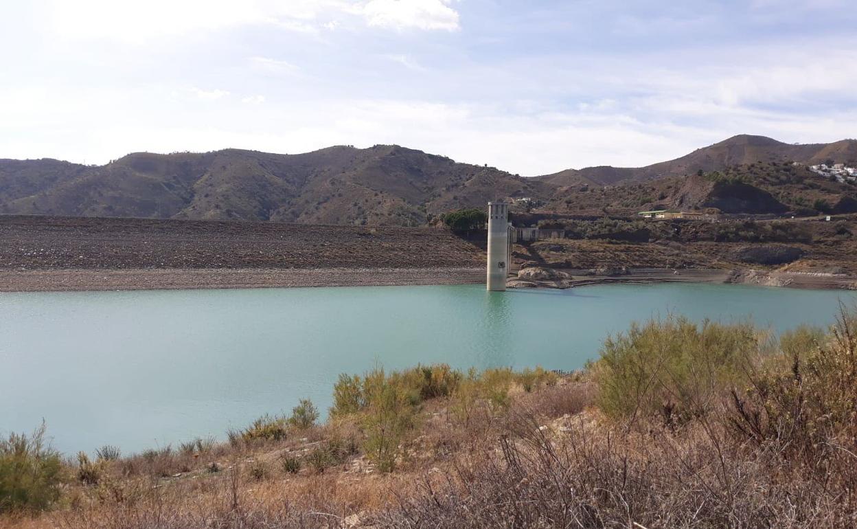 La presa de La Viñuela alcanza un volumen embalsado de 65,7 hm3. 