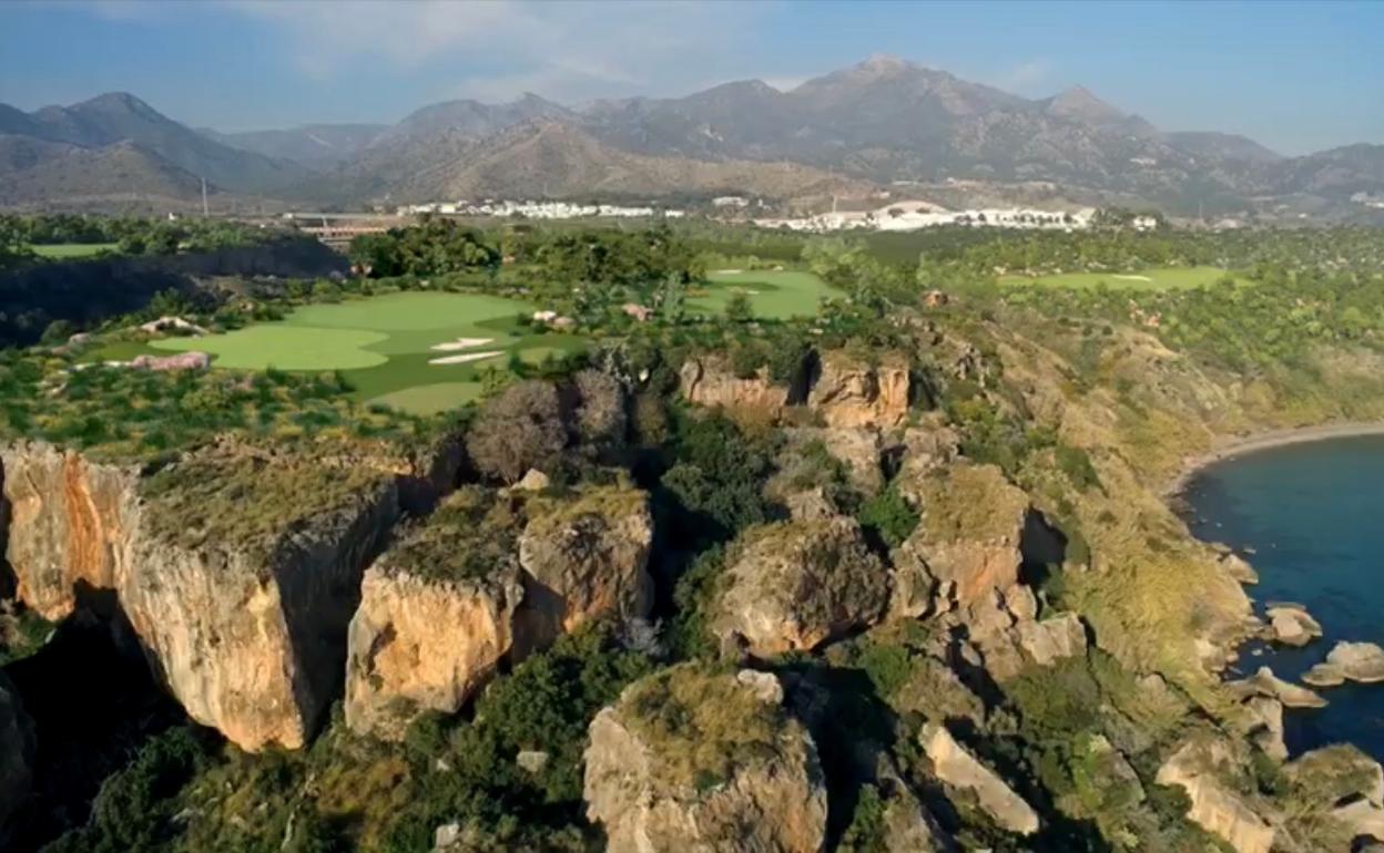 Recreación virtual de cómo quedaría el campo de golf junto a los acantilados de Maro. 