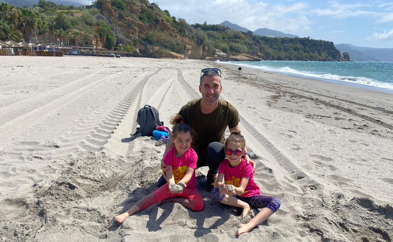 Álvaro Fernández y sus hijas Ángeles y Valentina en la playa de Burriana de Nerja .