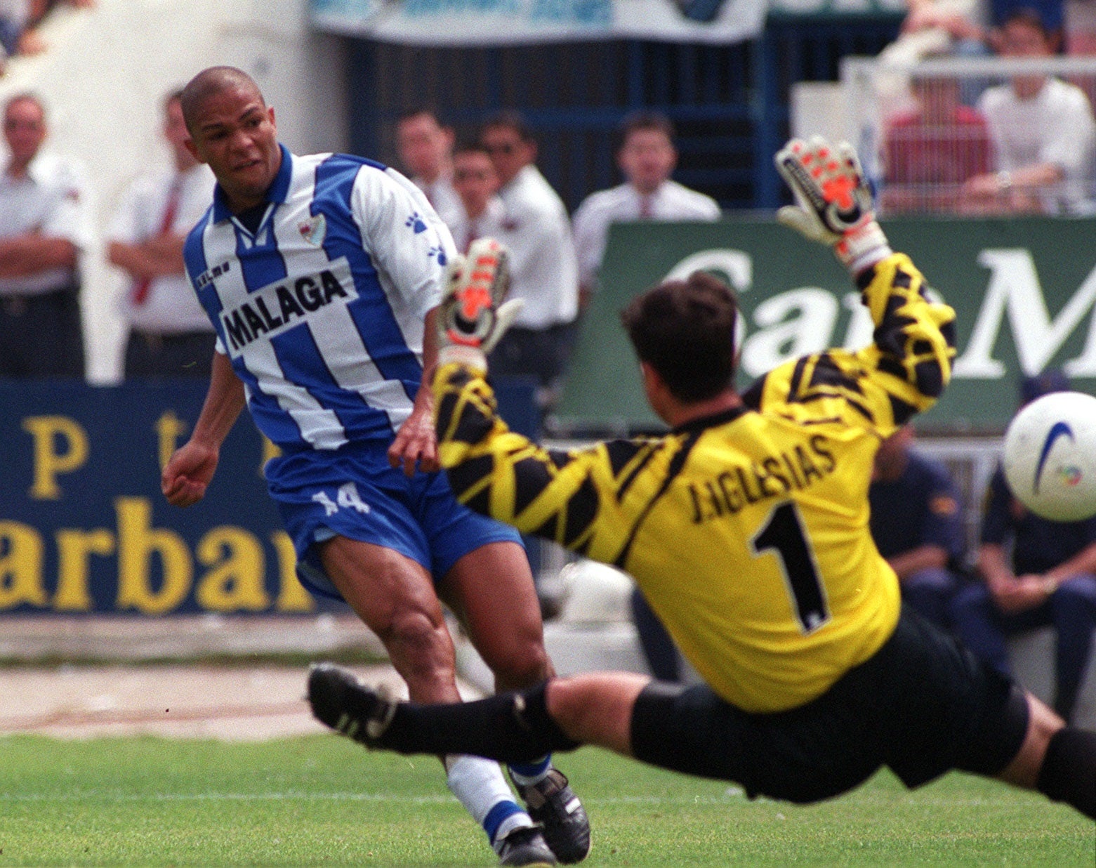 El exjugador del club blanquiazul jugó más de 200 partidos en nueve temporadas jugando en La Rosaleda. Aquí un pequeño resumen de su paso por el Málaga: un ascenso a Primera, el título de la Intertoto y la UEFA... una grave lesión y un descenso. 