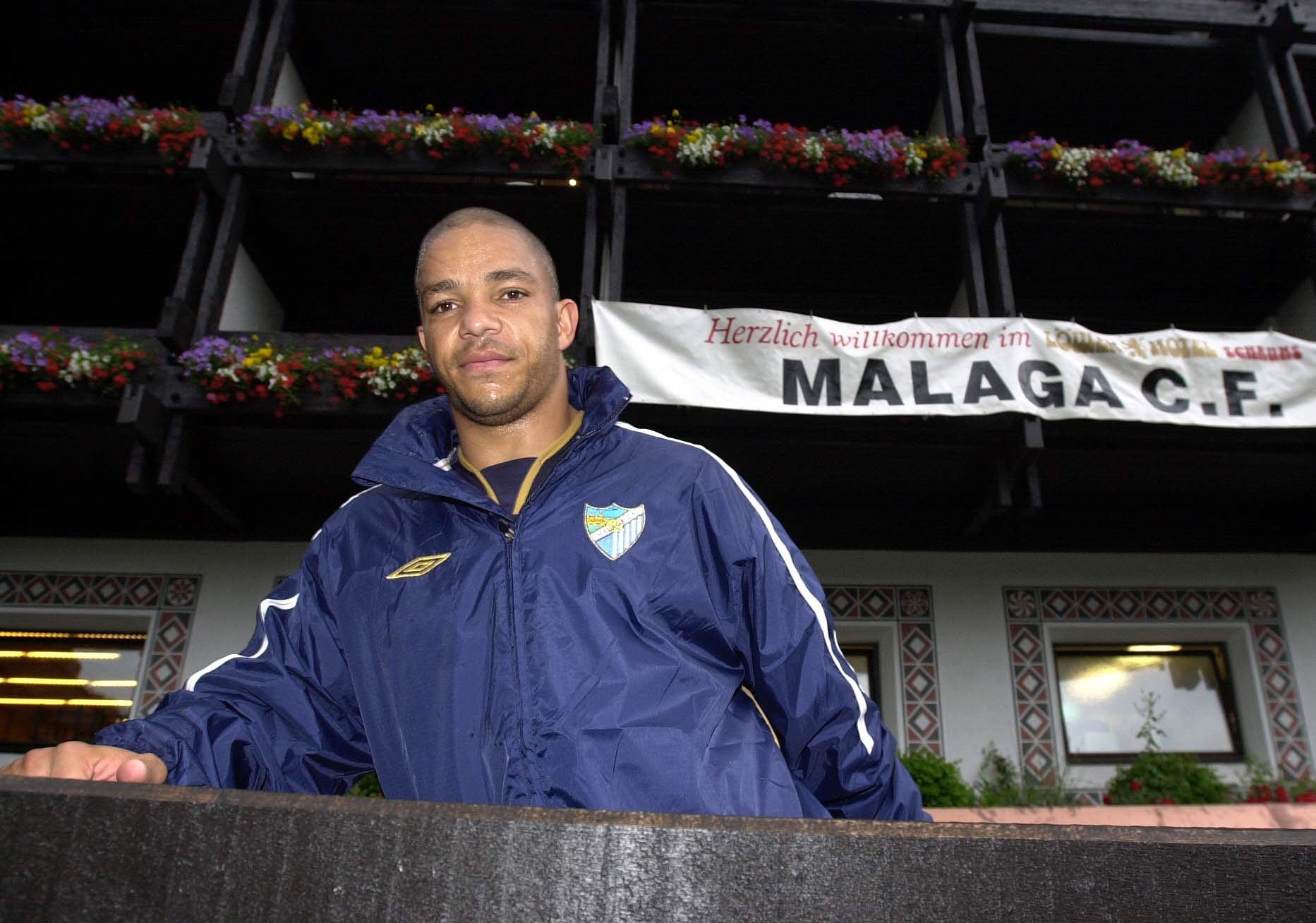 El exjugador del club blanquiazul jugó más de 200 partidos en nueve temporadas jugando en La Rosaleda. Aquí un pequeño resumen de su paso por el Málaga: un ascenso a Primera, el título de la Intertoto y la UEFA... una grave lesión y un descenso. 