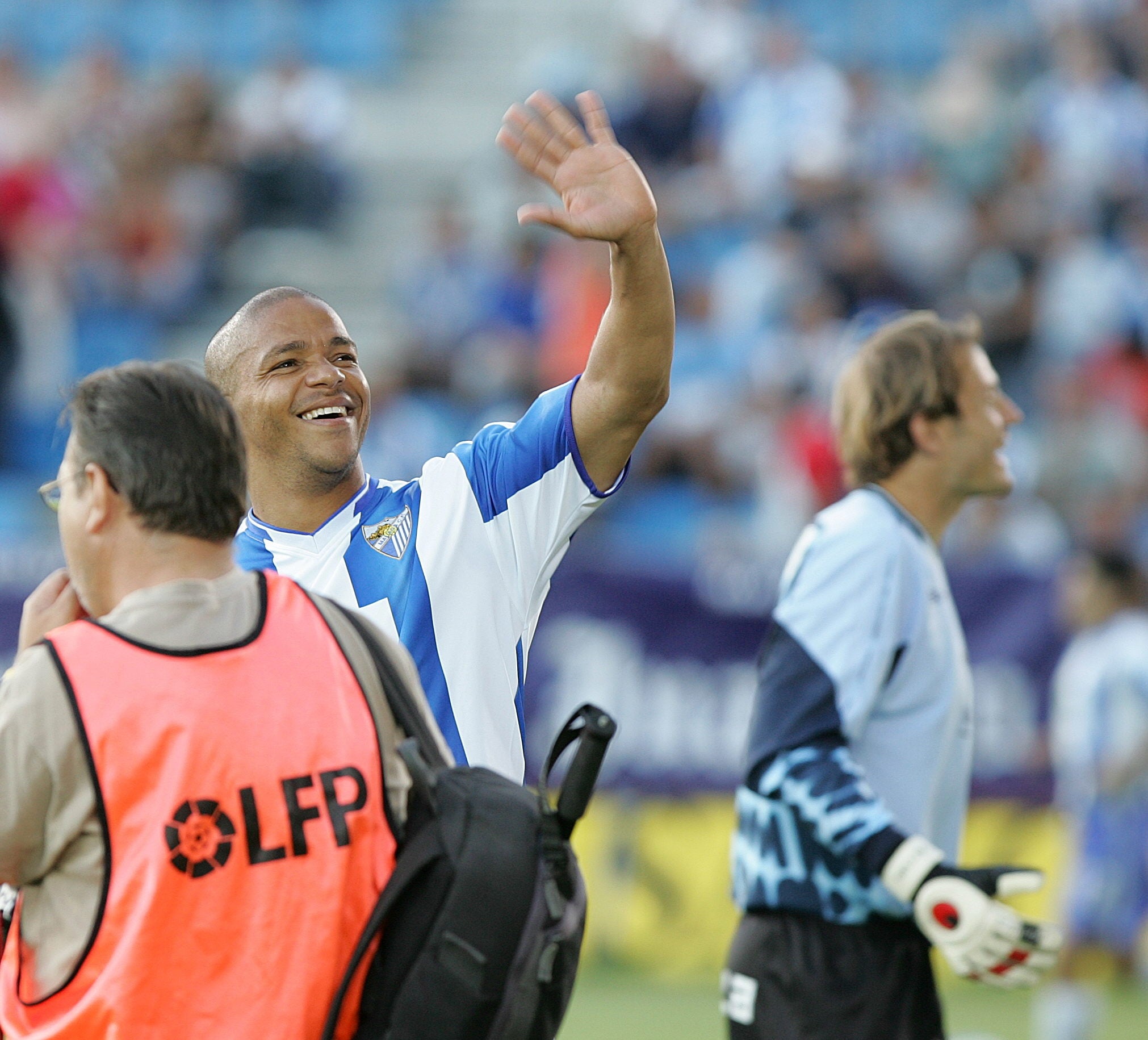 El exjugador del club blanquiazul jugó más de 200 partidos en nueve temporadas jugando en La Rosaleda. Aquí un pequeño resumen de su paso por el Málaga: un ascenso a Primera, el título de la Intertoto y la UEFA... una grave lesión y un descenso. 