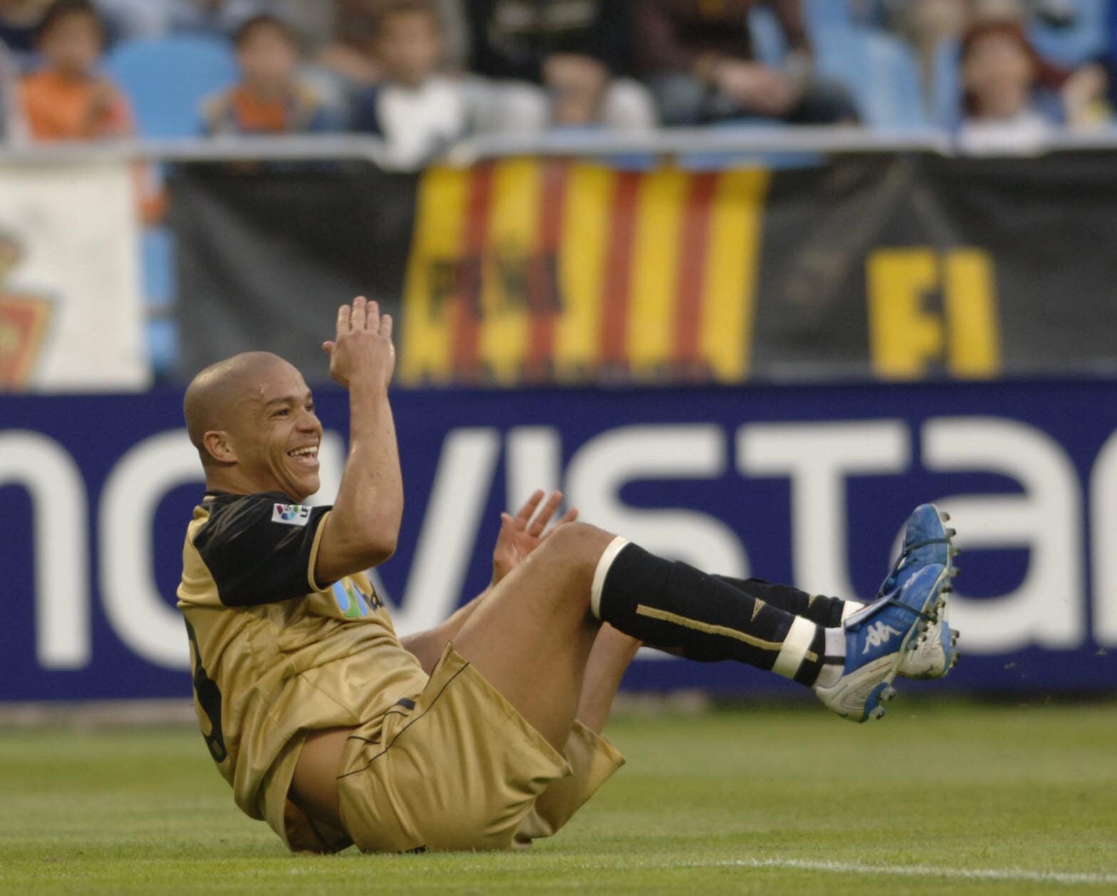 El exjugador del club blanquiazul jugó más de 200 partidos en nueve temporadas jugando en La Rosaleda. Aquí un pequeño resumen de su paso por el Málaga: un ascenso a Primera, el título de la Intertoto y la UEFA... una grave lesión y un descenso. 