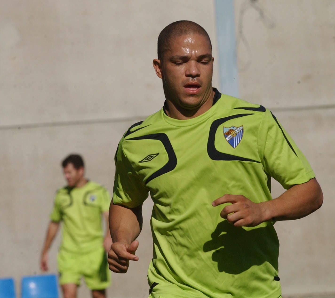 El exjugador del club blanquiazul jugó más de 200 partidos en nueve temporadas jugando en La Rosaleda. Aquí un pequeño resumen de su paso por el Málaga: un ascenso a Primera, el título de la Intertoto y la UEFA... una grave lesión y un descenso. 