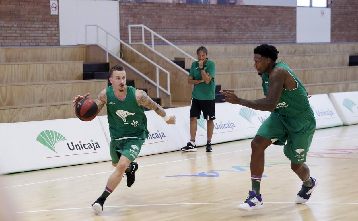 Casimiro observa a Adams y Deon Thompson durante un entrenamiento. 