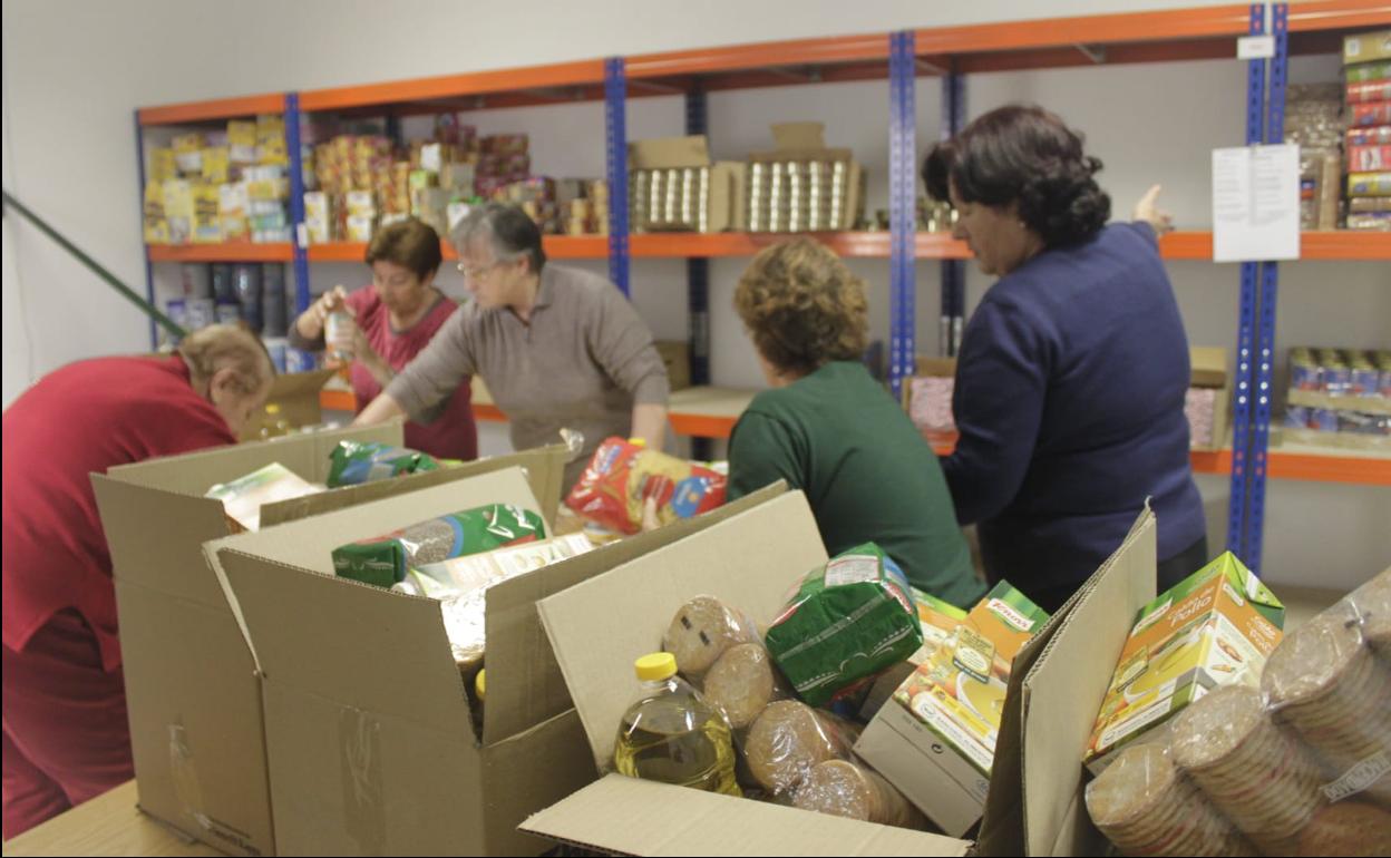 Imagen de archivo de una acción anterior de reparto de alimentos de la asociación de vecinos de Huelin. 