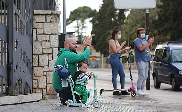 Los niños se suman a los aplausos en Carlos Haya