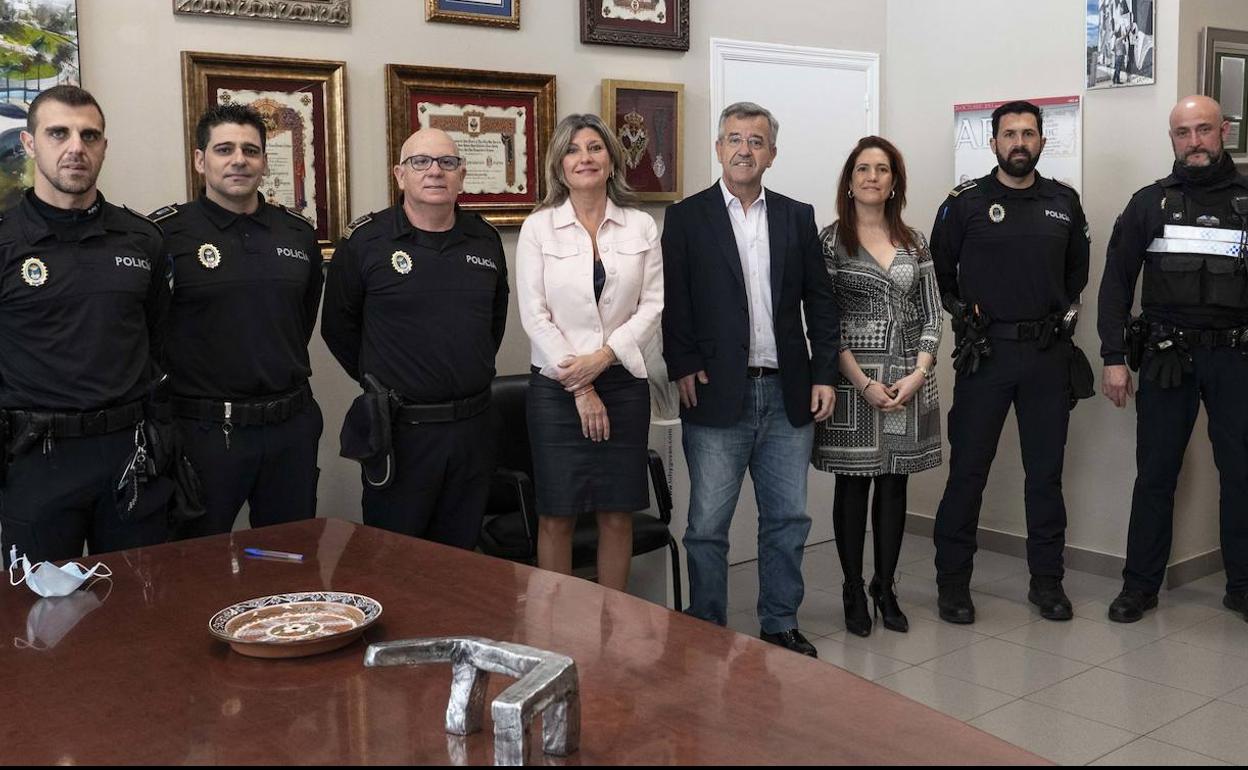 Los cuatro oficiales junto al jefe de Policía, el acalde y dos concejalas 