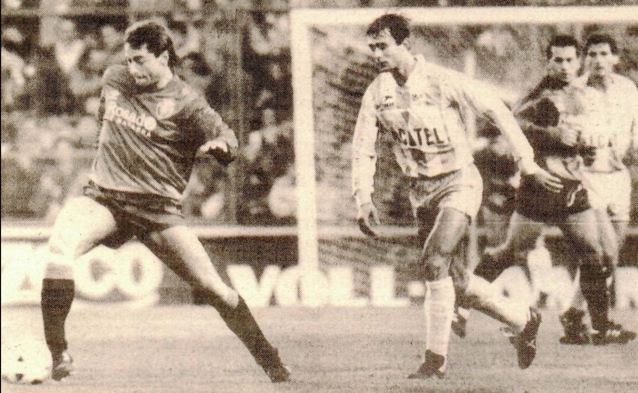 Osasuna-Málaga, en El Sadar, el 27 de noviembre de 1988: Michael Robinson, a la izquierda, en el único partido que jugó contra el Málaga, controla un balón junto a Añón, del Málaga.
