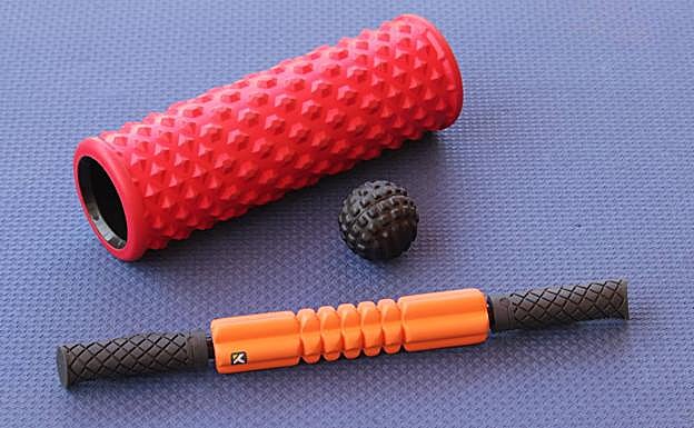 Ejemplos de rulos de liberación miofascial y pelota.