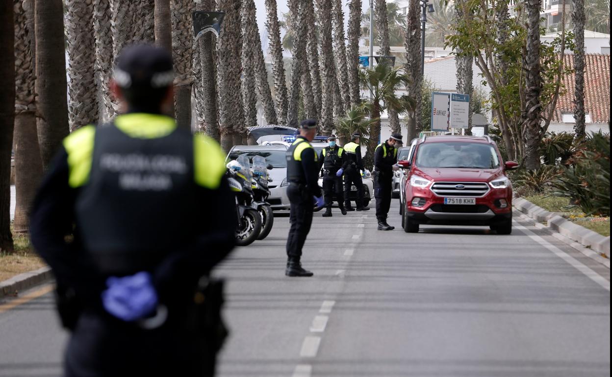 Control de tráfico en el paseo marítimo de Málaga. 