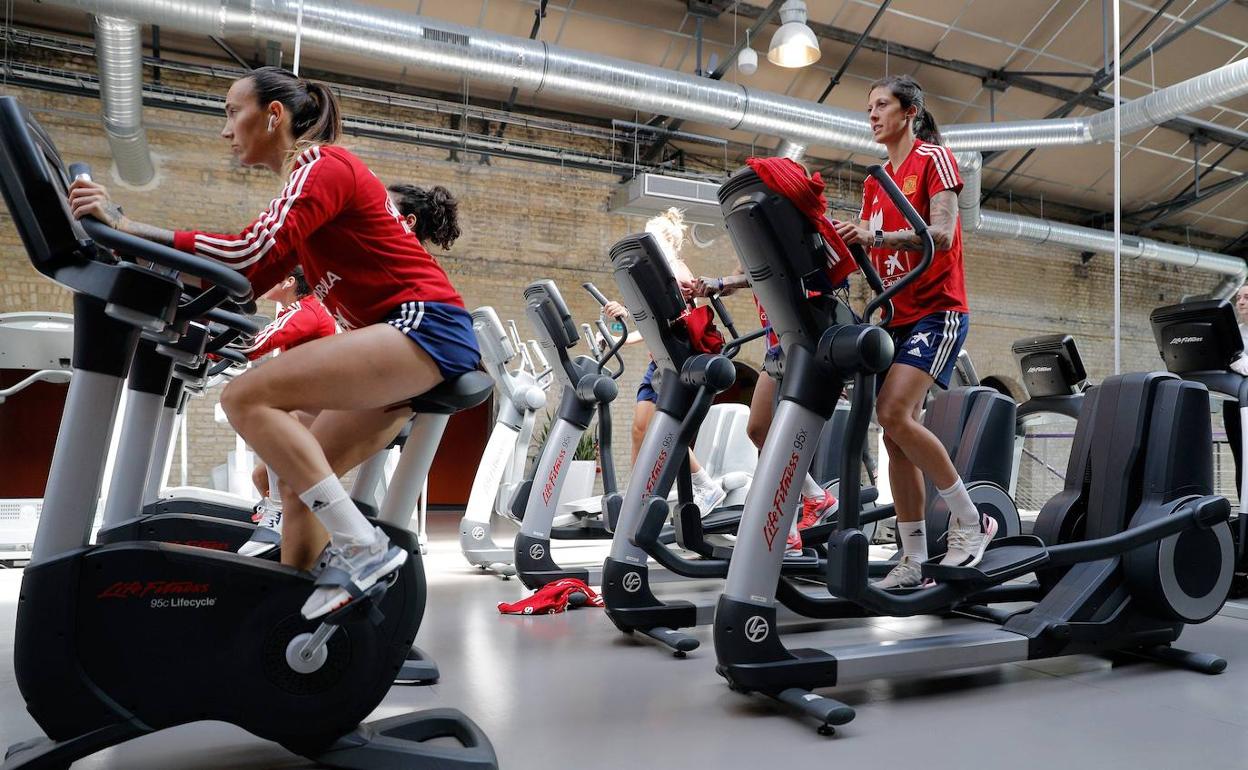 En una imagen de archivo, jugadoras de la Selección Española se entrenan en un gimnasio.
