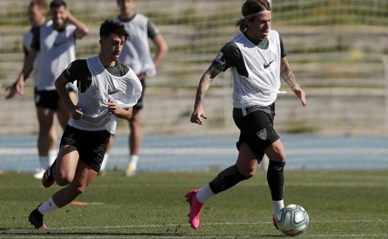 David Larrubia (izquierda), en un entrenamiento reciente con el primer equipo, junto a Aarón. 