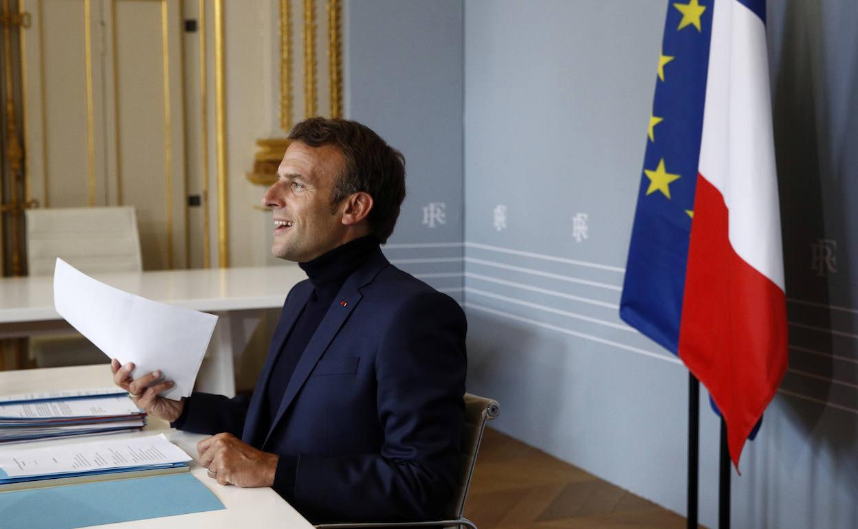 El presidente francés, Emmanuel Macron, en su despacho. 
