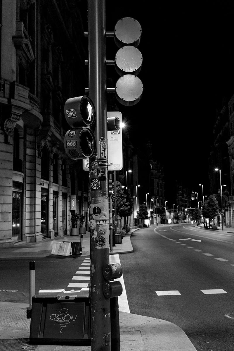 Semáforo de la Gran Vía en rojo para unos peatones inexistentes.