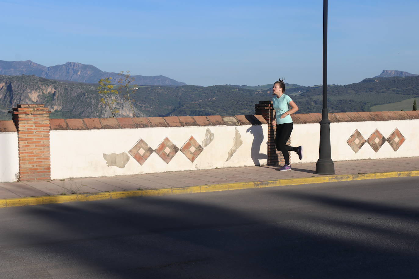 Desde primera hora de la mañana, ha sido habitual en la ciudad del Tajo encontrar a ciclistas, runners y paseantes por las calles de Ronda