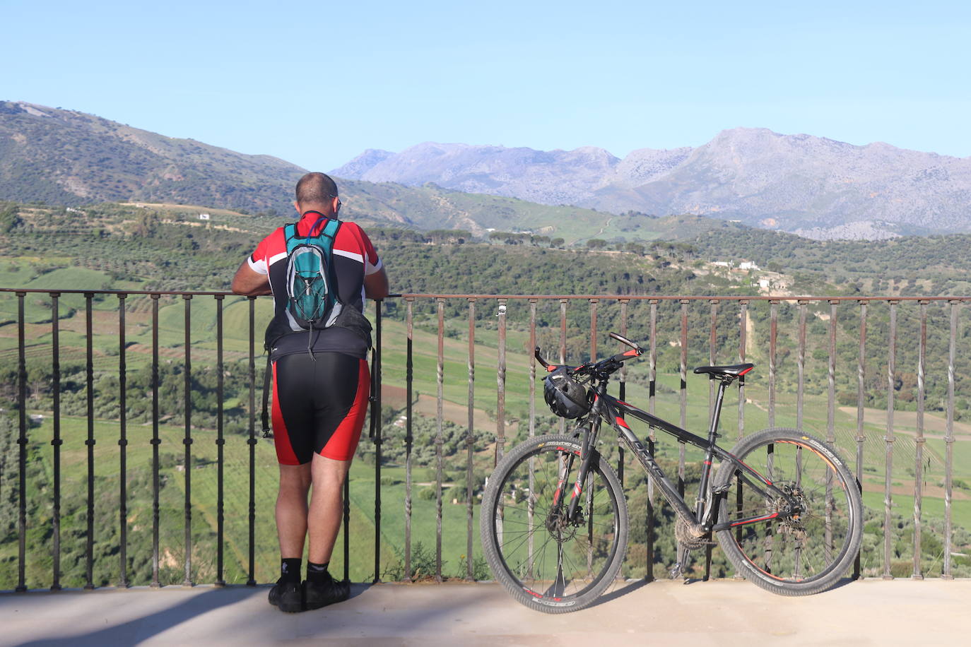 Desde primera hora de la mañana, ha sido habitual en la ciudad del Tajo encontrar a ciclistas, runners y paseantes por las calles de Ronda