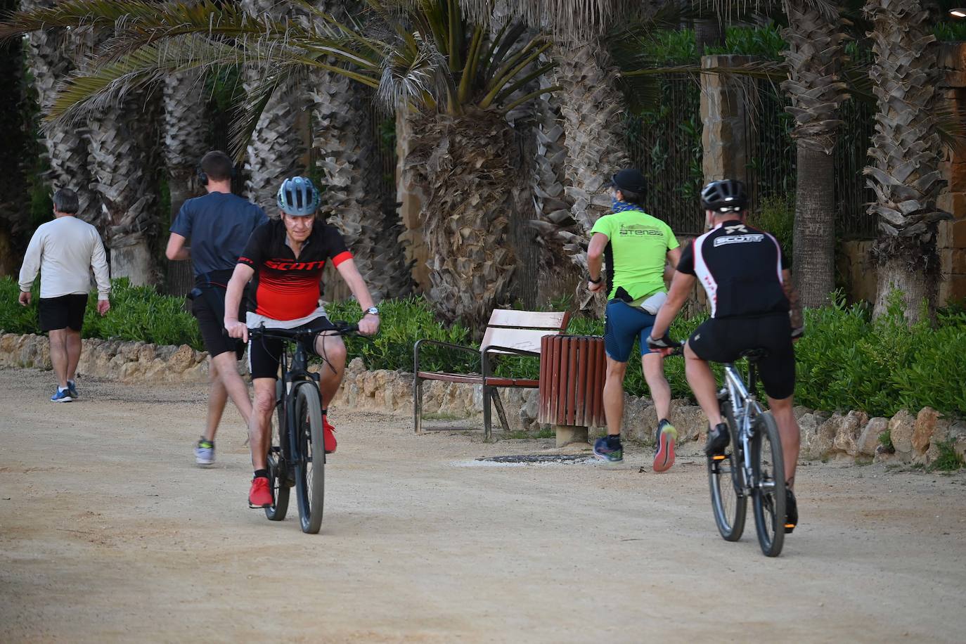 El paseo marítimo de Marbella y las calles de la ciudad han sido testigos de la primera salida para pasear y hacer deportes desde que comenzó la cuarentena. 