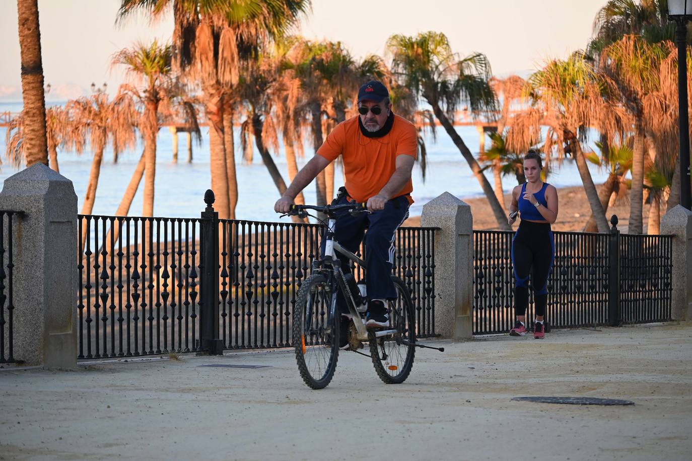 El paseo marítimo de Marbella y las calles de la ciudad han sido testigos de la primera salida para pasear y hacer deportes desde que comenzó la cuarentena. 