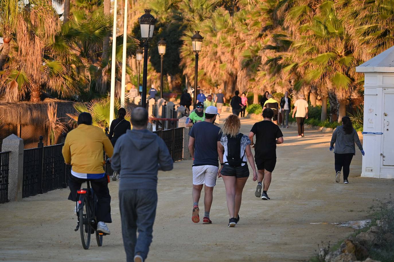 El paseo marítimo de Marbella y las calles de la ciudad han sido testigos de la primera salida para pasear y hacer deportes desde que comenzó la cuarentena. 