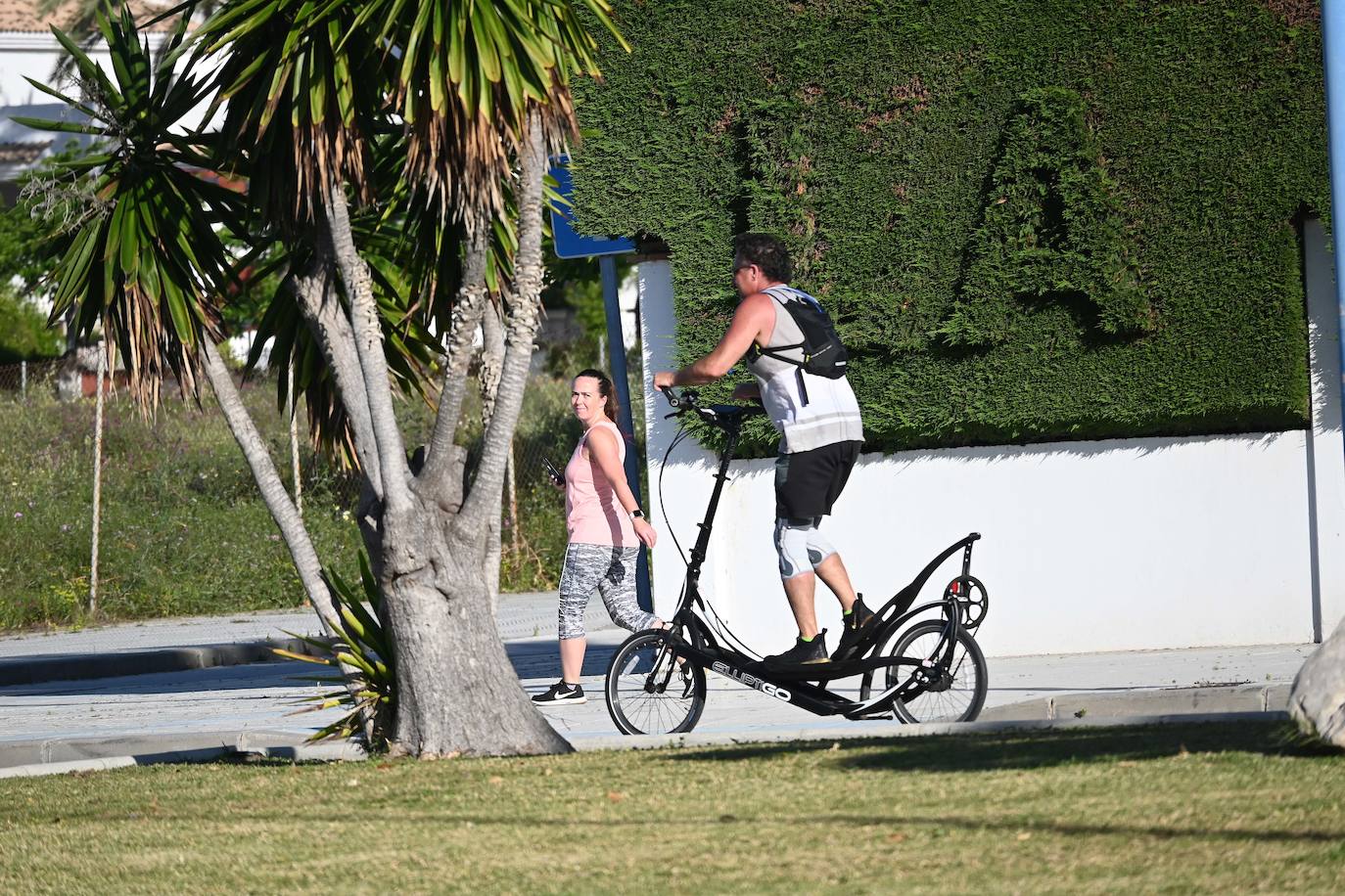 El paseo marítimo de Marbella y las calles de la ciudad han sido testigos de la primera salida para pasear y hacer deportes desde que comenzó la cuarentena. 