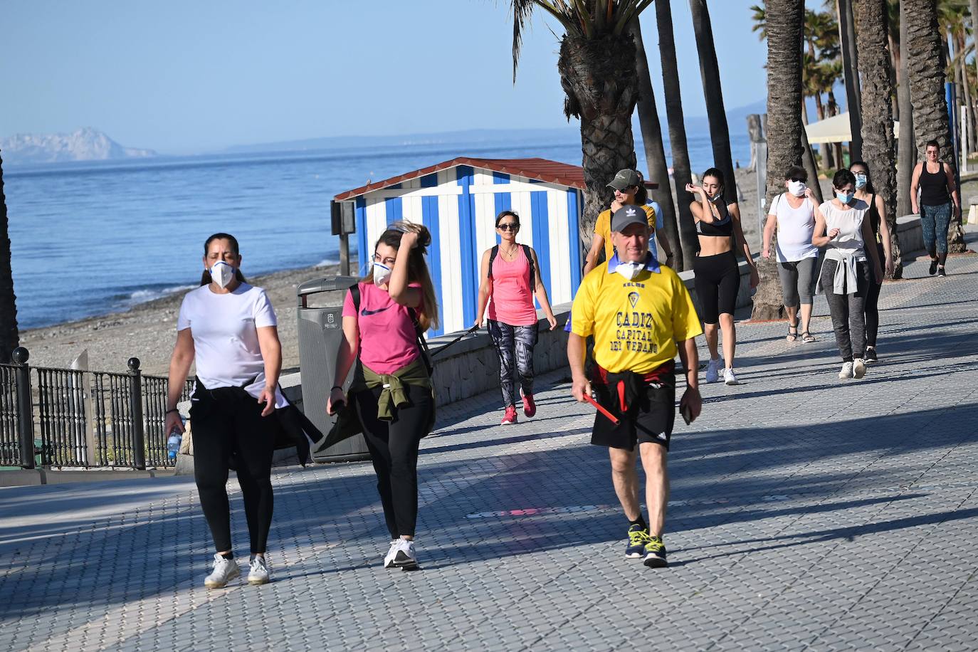 El paseo marítimo de Marbella y las calles de la ciudad han sido testigos de la primera salida para pasear y hacer deportes desde que comenzó la cuarentena. 