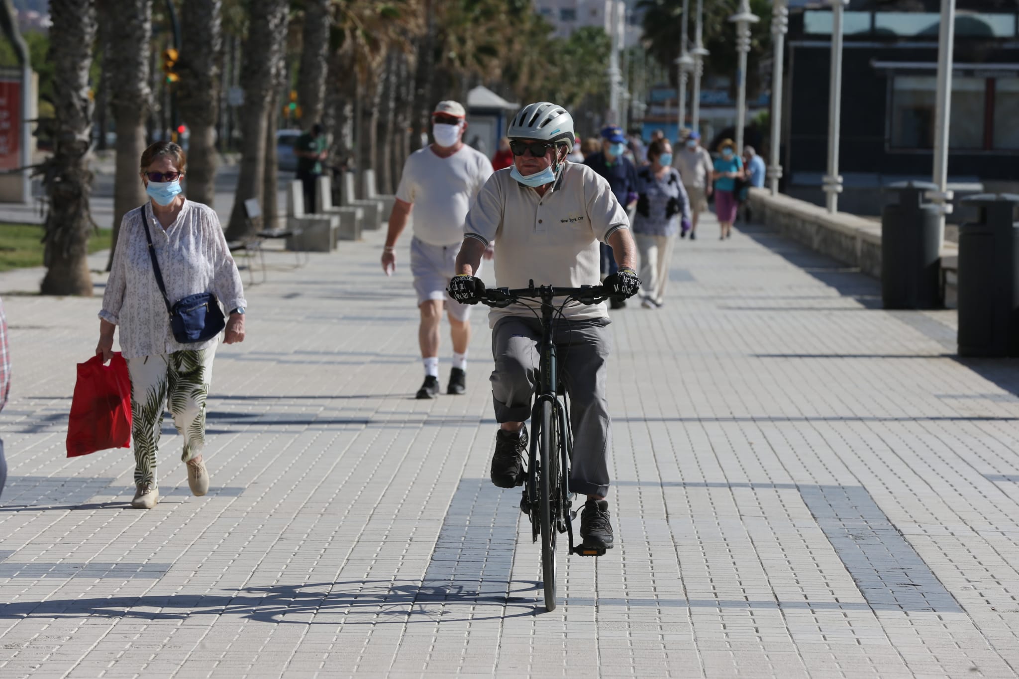 El inicio del desconfinamiento deja imágenes que no se veían en las calles desde hacía al menos 48 días