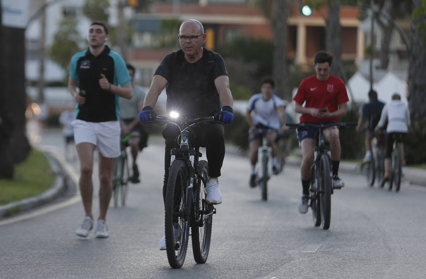 El inicio del desconfinamiento deja imágenes que no se veían en las calles desde hacía al menos 48 días