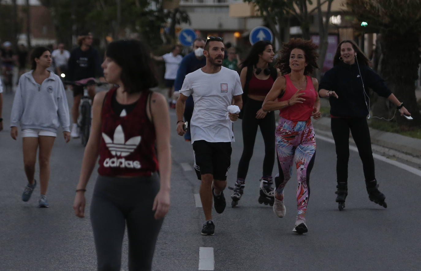 El inicio del desconfinamiento deja imágenes que no se veían en las calles desde hacía al menos 48 días