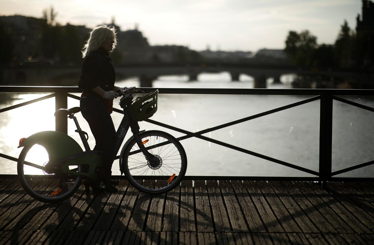 El Gobierno francés anima a recorrer los trayectos habituales en bici para evitar contagios.  reuters