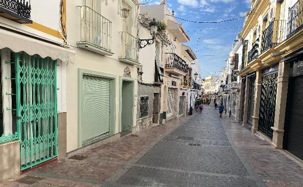 Imagen principal - Arriba, aspecto que presentaba este lunes la céntrica calle Pintada de Nerja. Debajo a la izquierda, Juan Miguel Galacho, que regenta una mercería en La Cala del Moral; y a la derecha, Marcos Iglesias, del restaurante La Sastrería de Vélez-Málaga. 