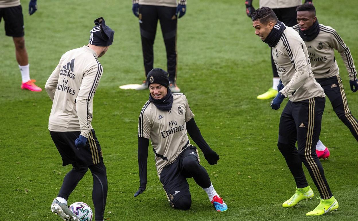 Los jugadores del Real Madrid, durante un entrenamiento conjunto en Valdebebas. 