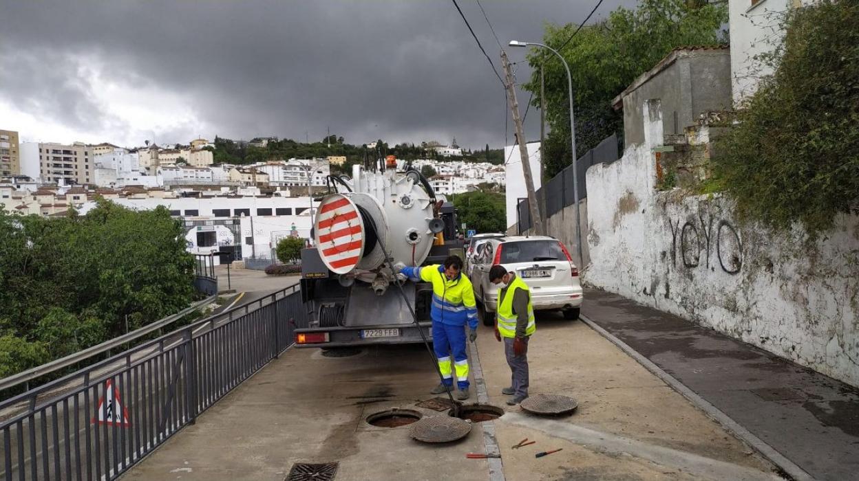 Los Servicios Operativos se encargan de las labores de desatoro. sur