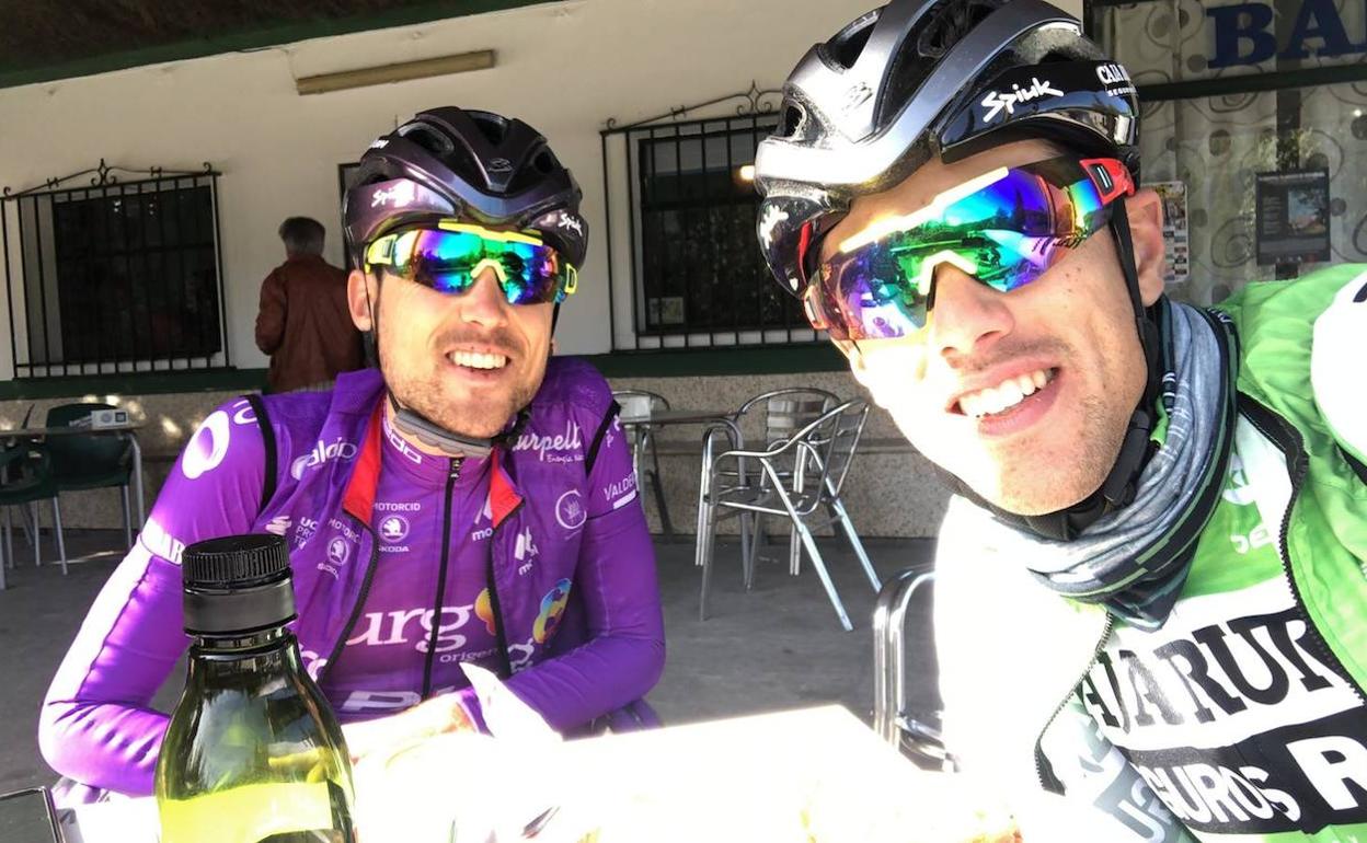 Pablo Guerrero (BH -Burgos) Carmelo Urbano (Caja Rural-Seguros RGA), en un descanso durante una salida a entrenarse. 