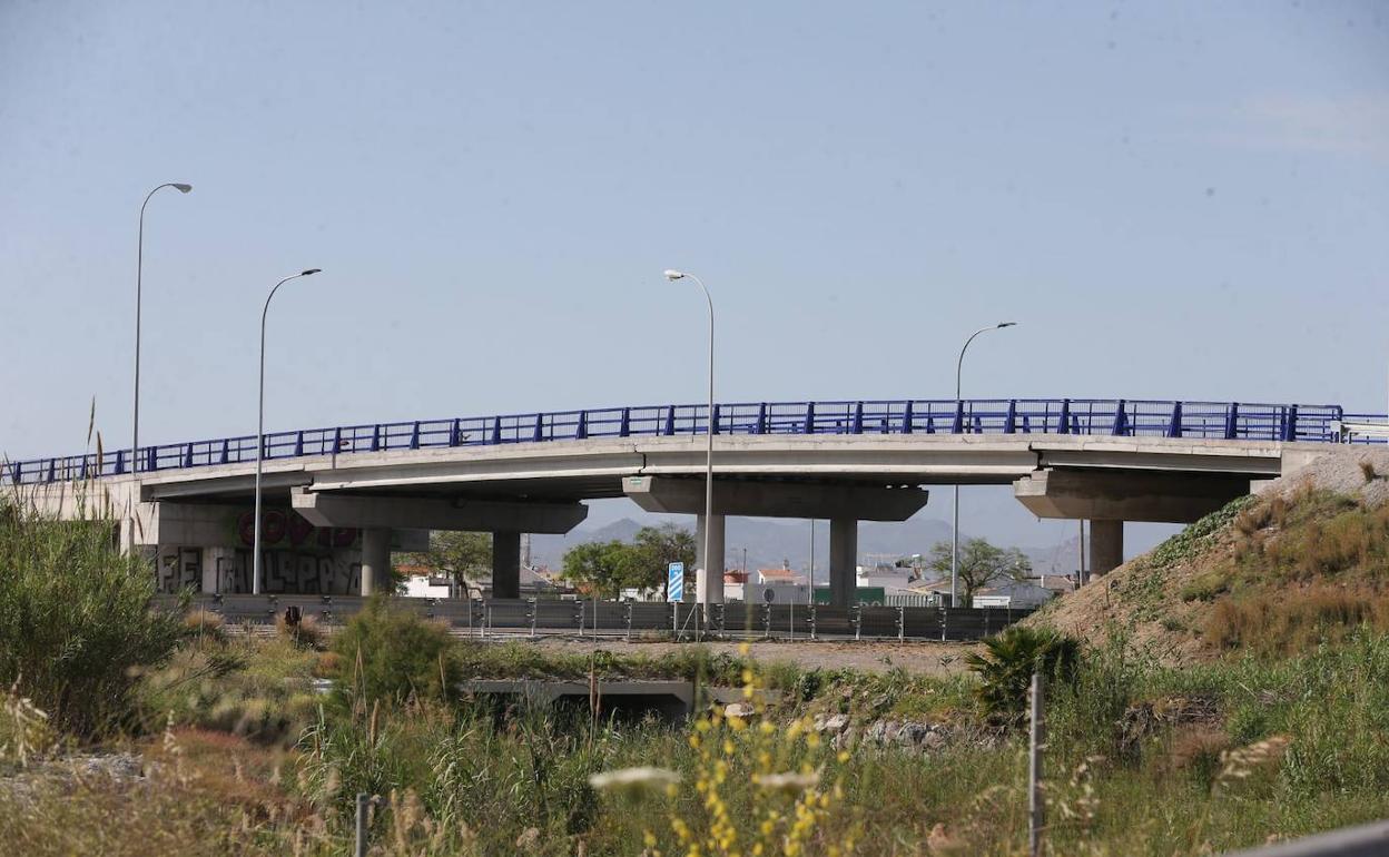 El puente ha sido reconstruido tras ampliar los carriles de la calzada norte de la MA-20. 