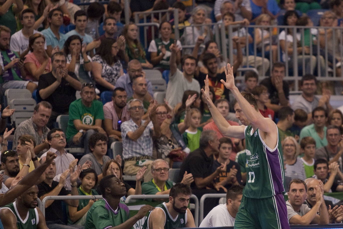 El canterano del Unicaja ha militado también en el Bilbao Basket, el Herbalife Gran Canaria, el Girona, el Barcelona, el Iberostar Tenerife y el Zaragoza.