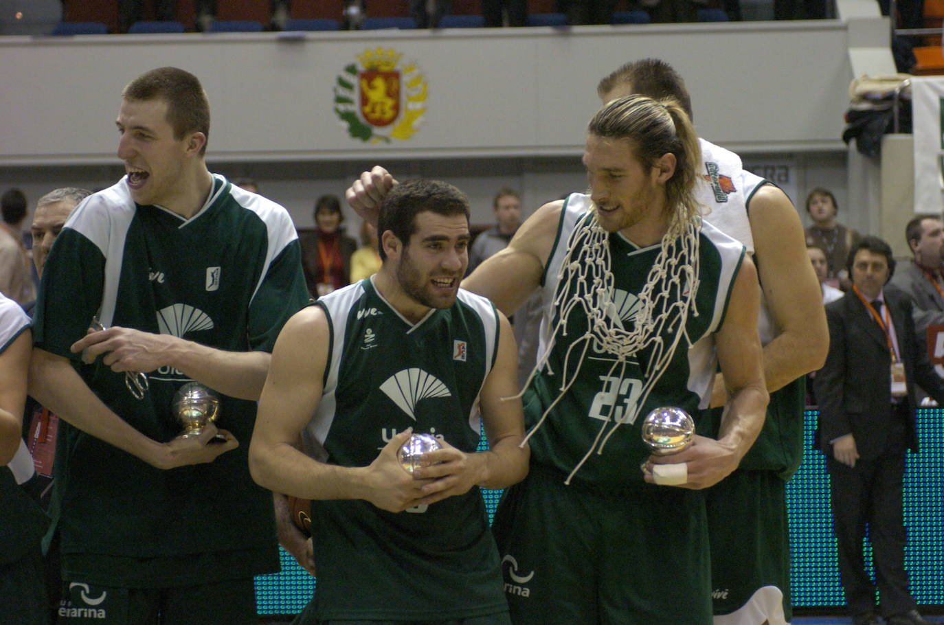 El canterano del Unicaja ha militado también en el Bilbao Basket, el Herbalife Gran Canaria, el Girona, el Barcelona, el Iberostar Tenerife y el Zaragoza.