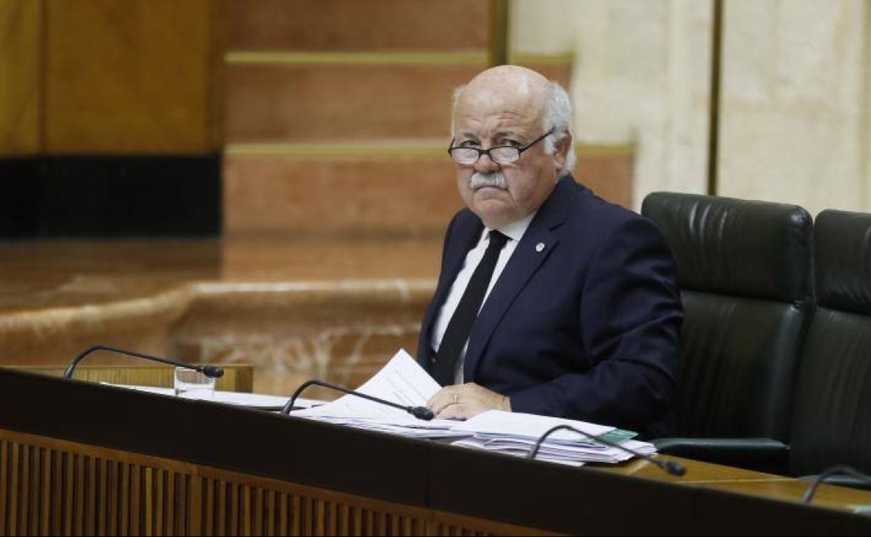 El consejero de Salud y Familias, Jesús Aguirre, en su escaño ayer en el Parlamento andaluz