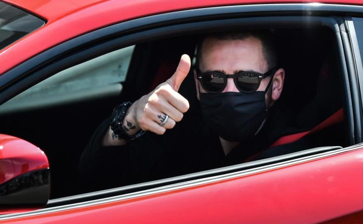 Leonardo Bonucci, defensa de la Juventus, llega al centro de entrenamiento del equipo turinés ataviado con una mascarilla. 