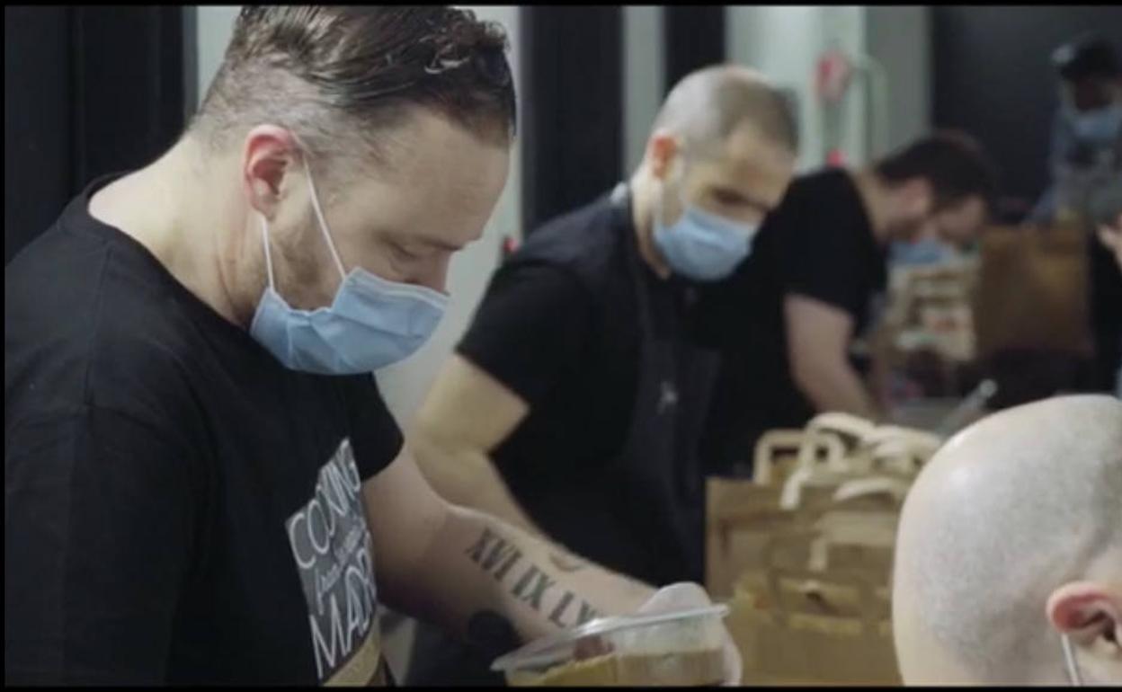 El equipo de cocineros prepara la comida para el reparto.