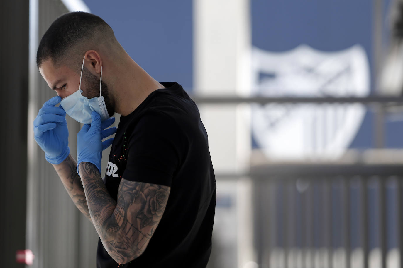 Jugadores, técnicos y empleados del club han comenzado a llegar de manera progresiva a La Rosaleda para realizarse las pruebas. 