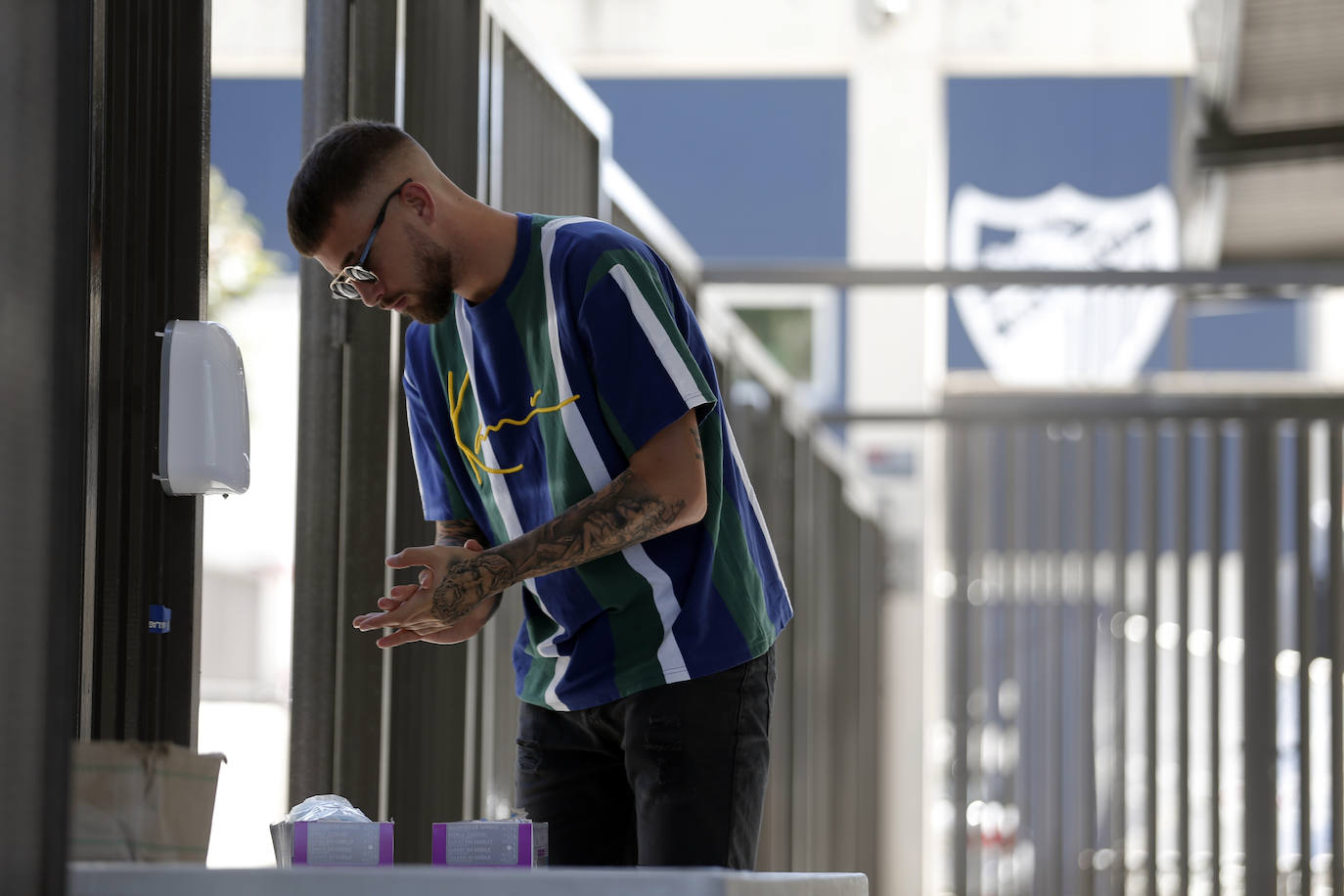 Jugadores, técnicos y empleados del club han comenzado a llegar de manera progresiva a La Rosaleda para realizarse las pruebas. 