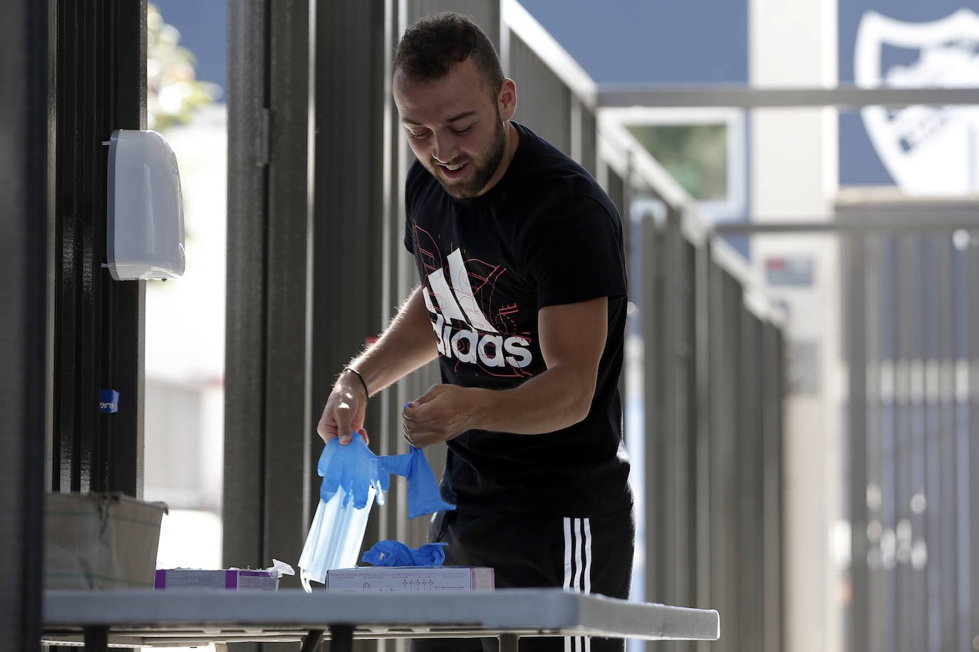 Jugadores, técnicos y empleados del club han comenzado a llegar de manera progresiva a La Rosaleda para realizarse las pruebas. 