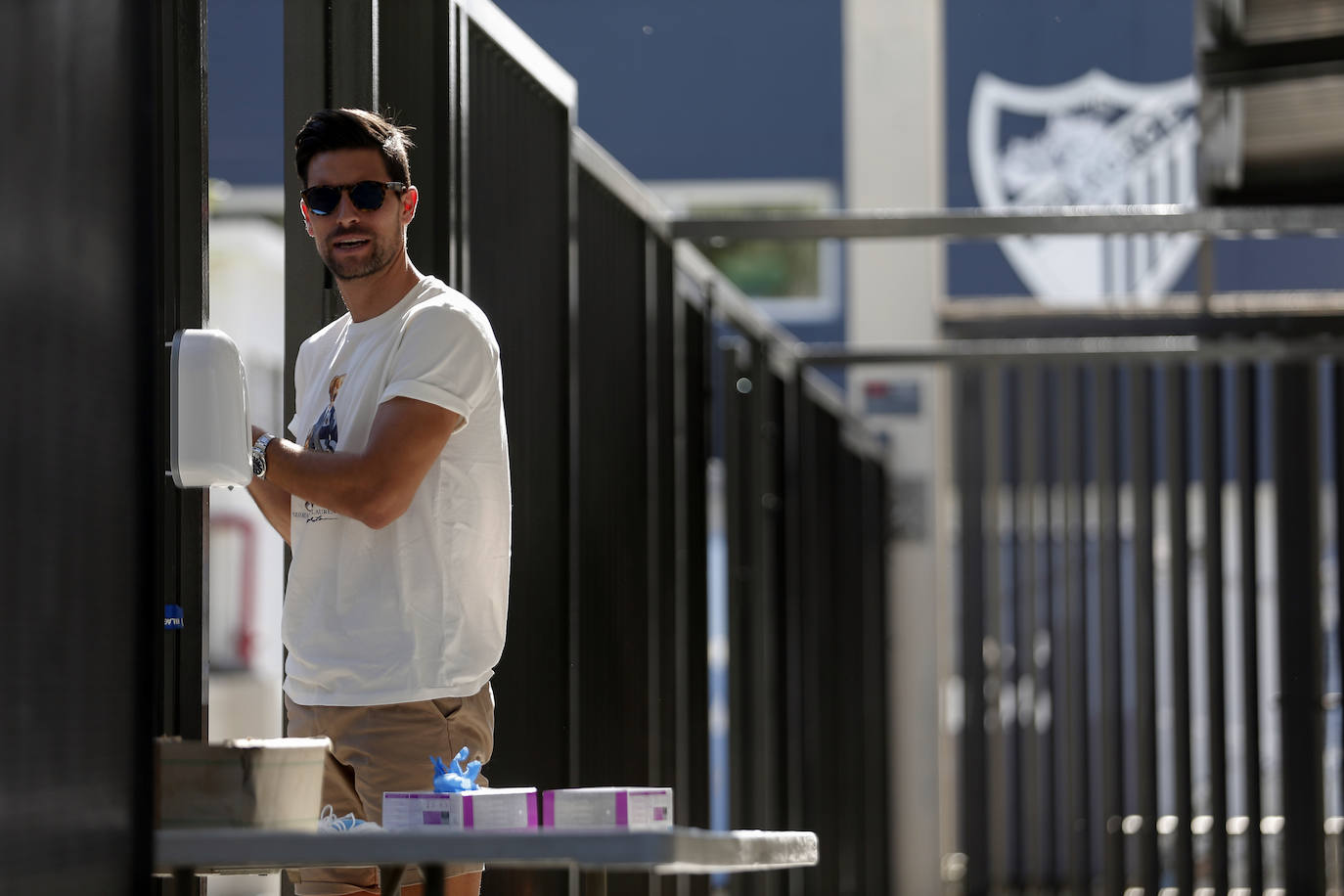 Jugadores, técnicos y empleados del club han comenzado a llegar de manera progresiva a La Rosaleda para realizarse las pruebas. 