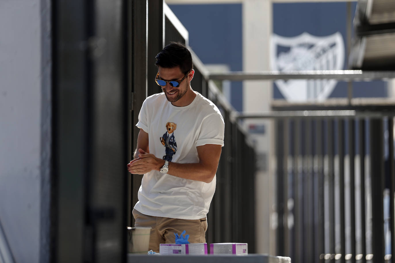 Jugadores, técnicos y empleados del club han comenzado a llegar de manera progresiva a La Rosaleda para realizarse las pruebas. 