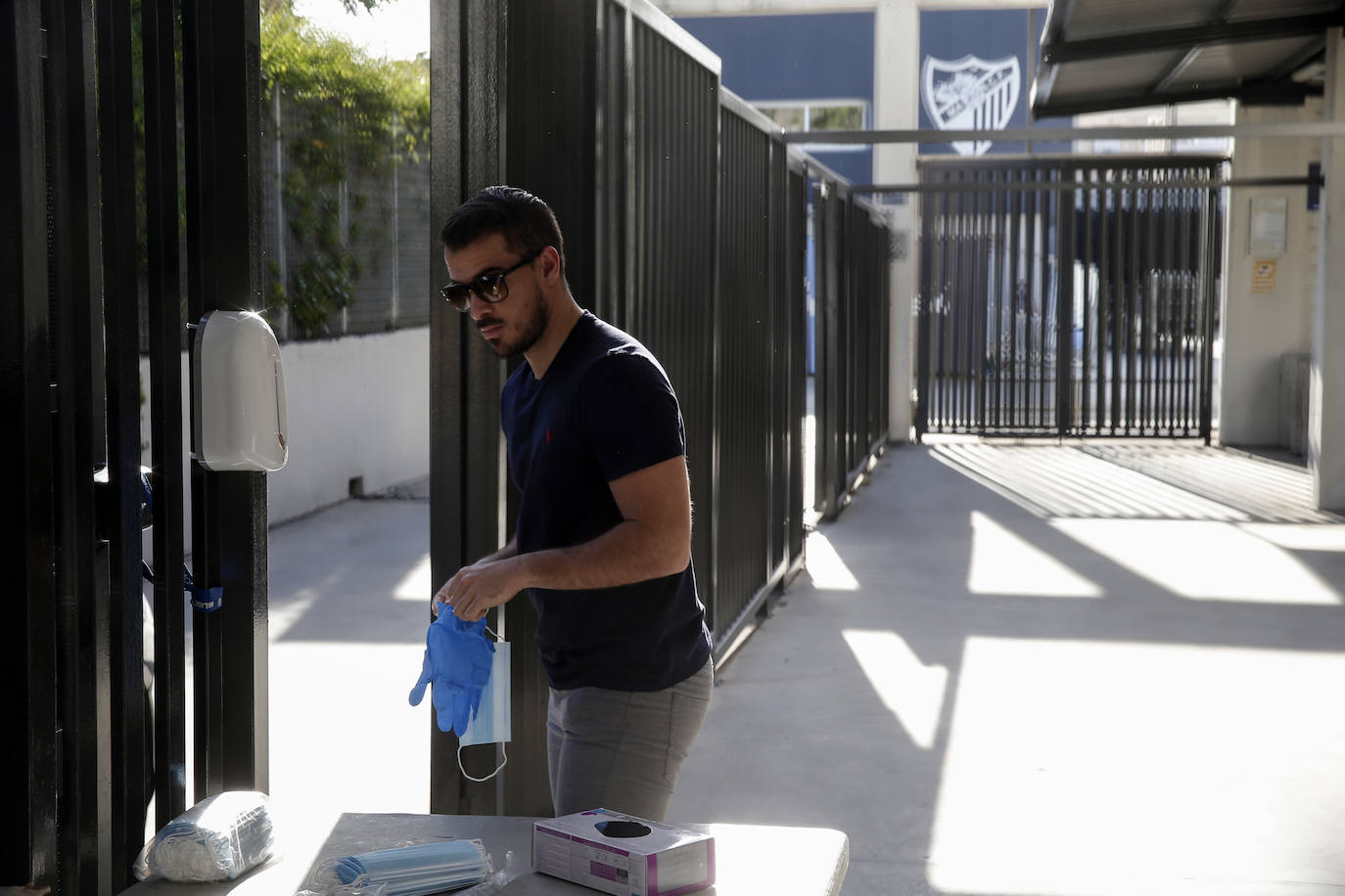 Jugadores, técnicos y empleados del club han comenzado a llegar de manera progresiva a La Rosaleda para realizarse las pruebas. 