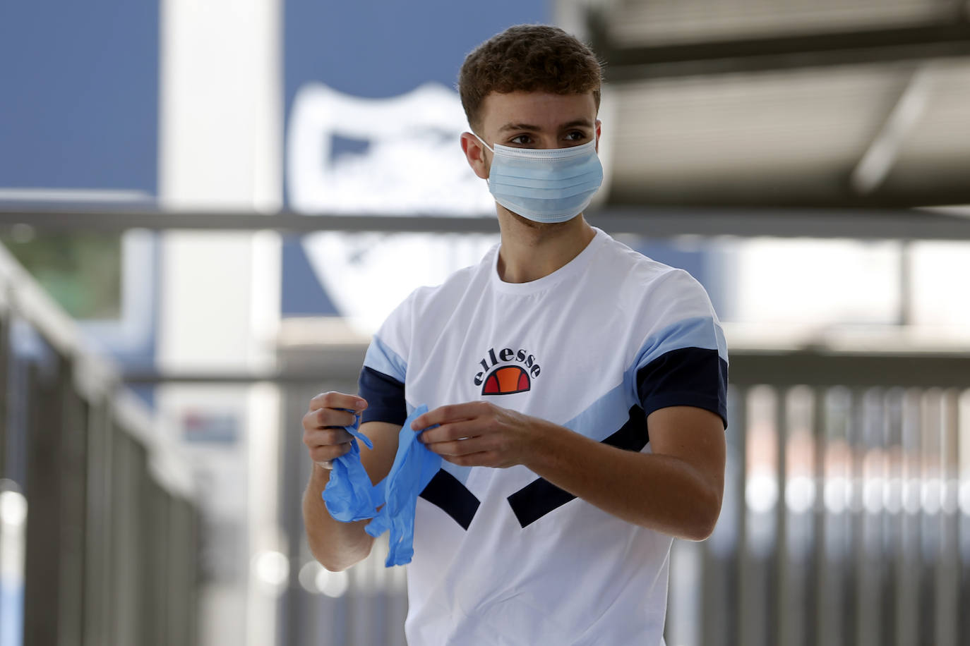 Jugadores, técnicos y empleados del club han comenzado a llegar de manera progresiva a La Rosaleda para realizarse las pruebas. 