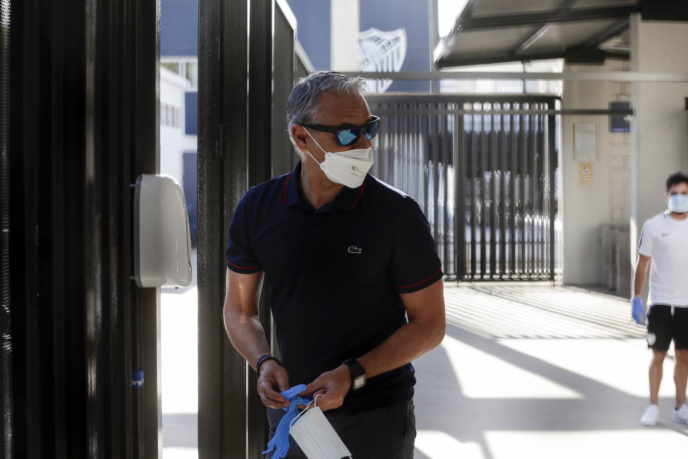 Jugadores, técnicos y empleados del club han comenzado a llegar de manera progresiva a La Rosaleda para realizarse las pruebas. 