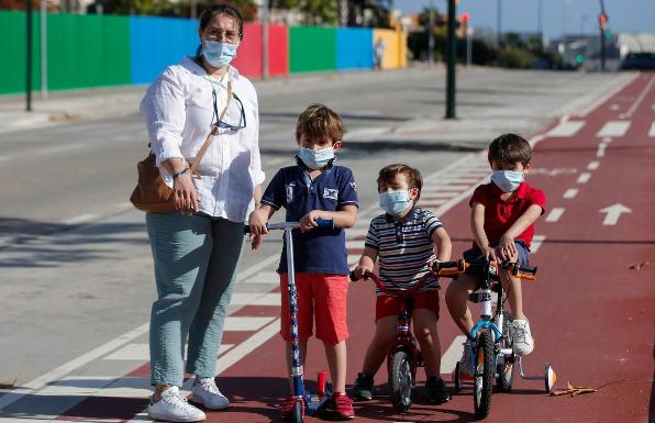 Antonia Calvente, con sus hijos Luca, Carlo (ellos dos con TEA) y Piero, en su salida diaria